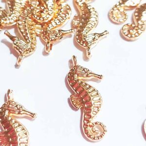 30 Dijes marinos caballito hipocampo dorado 2,2 cm x 1 cm